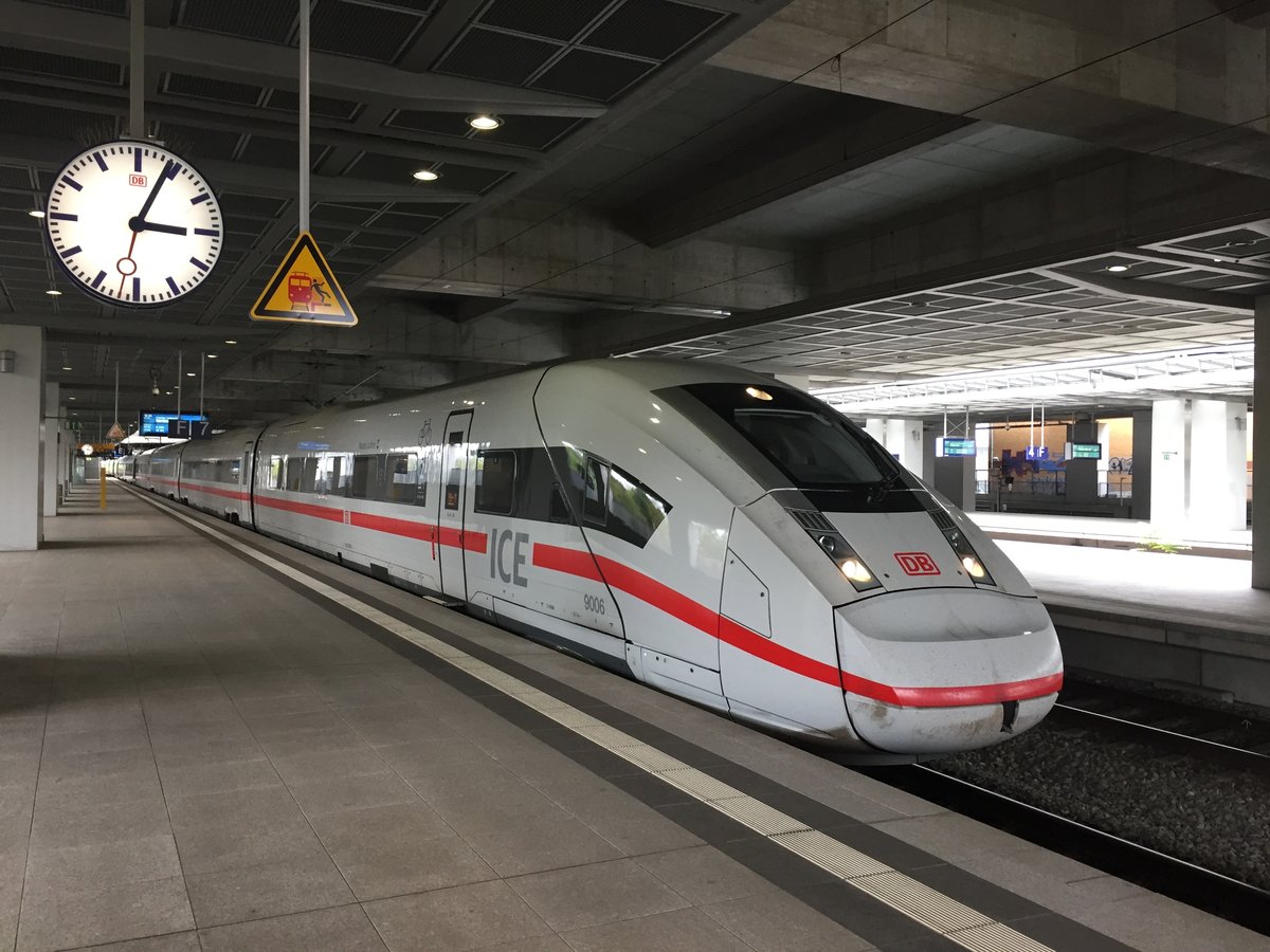 Eine neue Zeit bricht an im Fernverkehr. 412 006 wartet in Berlin Südkreuz auf Abfahrt, 4.10.2017.