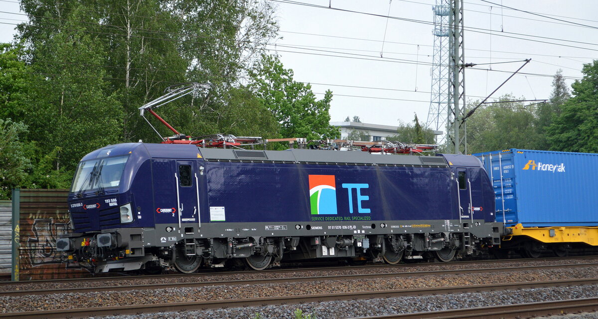 Eine von den neuen polnischen Vectron der ID - Industrial Division Sp. z o.o., Wrocław [PL], die  5370 036-3/193 566  [Name: RAFAŁ] [NVR-Number: 91 51 5370 036-3 PL-ID] mit Containerzug am 07.06.21 Vorbeifahrt Bf. Hamburg-Harburg.