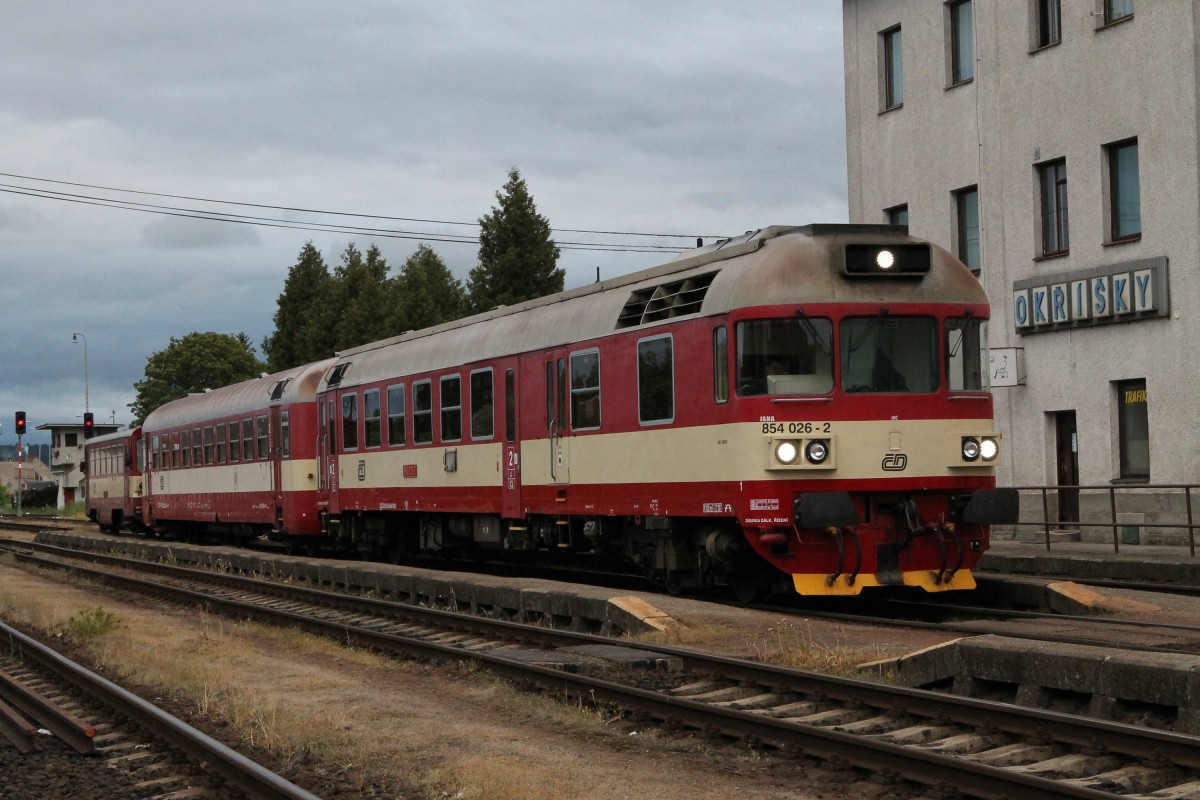 Eine nicht alltgliche Kombination: 854 026-2, eine Beiwagen der BR 050 und die 810 123-0 mit Os 4819 Jihlava-Brno auf Bahnhof Okřky am 26-5-2013.
