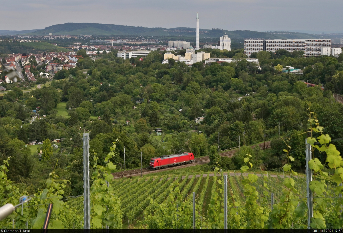 Eine nicht näher bekannte 185 steuert als Tfzf am Schnarrenberg in Stuttgart gen Kornwestheim. Dabei befährt sie das Gegengleis - zum einen, um nicht der nur drei Minuten im Vorsprung befindlichen RB11 aufzulaufen, anderseits, um gleich parallel zu einem gemischten Gz zu fahren (nächstes Bild).

🧰 DB Cargo
🚩 Bahnstrecke Stuttgart-Untertürkheim–Kornwestheim (Schusterbahn | KBS 790.11)
🕓 30.7.2021 | 17:58 Uhr