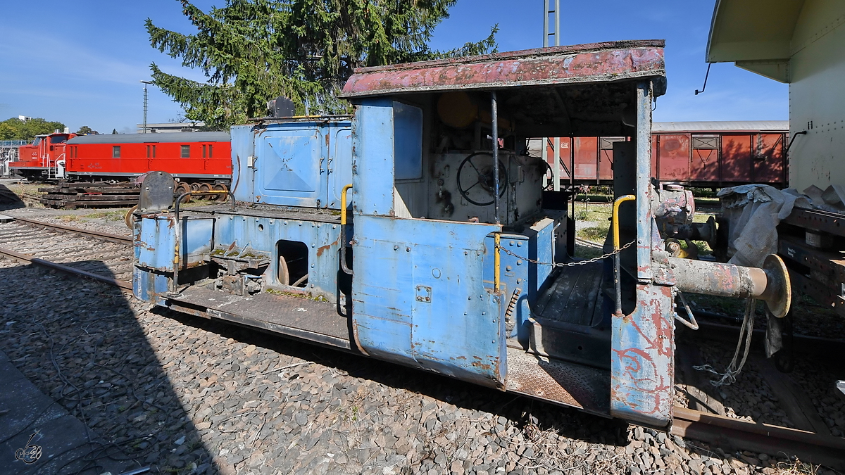 Eine nicht näher bezeichnete Köf-Rangierlokomotive, vermutlich die ML 2/2 15448 von Krauss-Maffei war Mitte September 2019 im Eisenbahnmuseum Heilbronn abgestellt