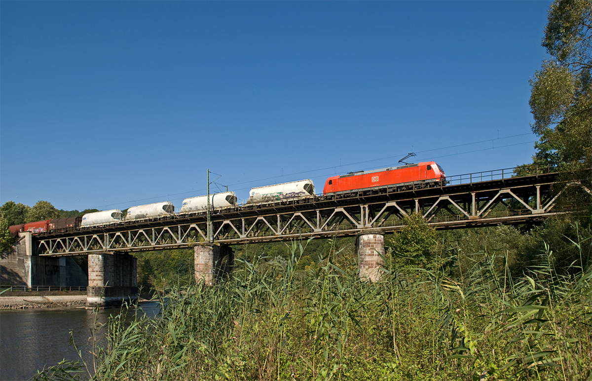 Eine nicht weiter identifizierte 145 der DB zieht am 02.10.2013 einen Güterzug über die Werrabrücke in Richtung Witzenhausen.