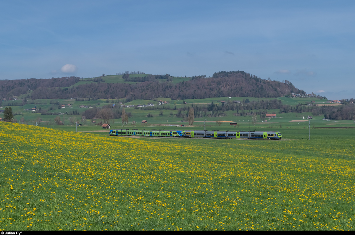 Eine NINA-Doppeltraktion fährt am 10. April 2016 als S44 zwischen Kaufdorf und Thurnen in Richtung Thun. RABe 525 015 trägt derzeit eine Ganzwerbung für den Berner Hausberg Gurten.