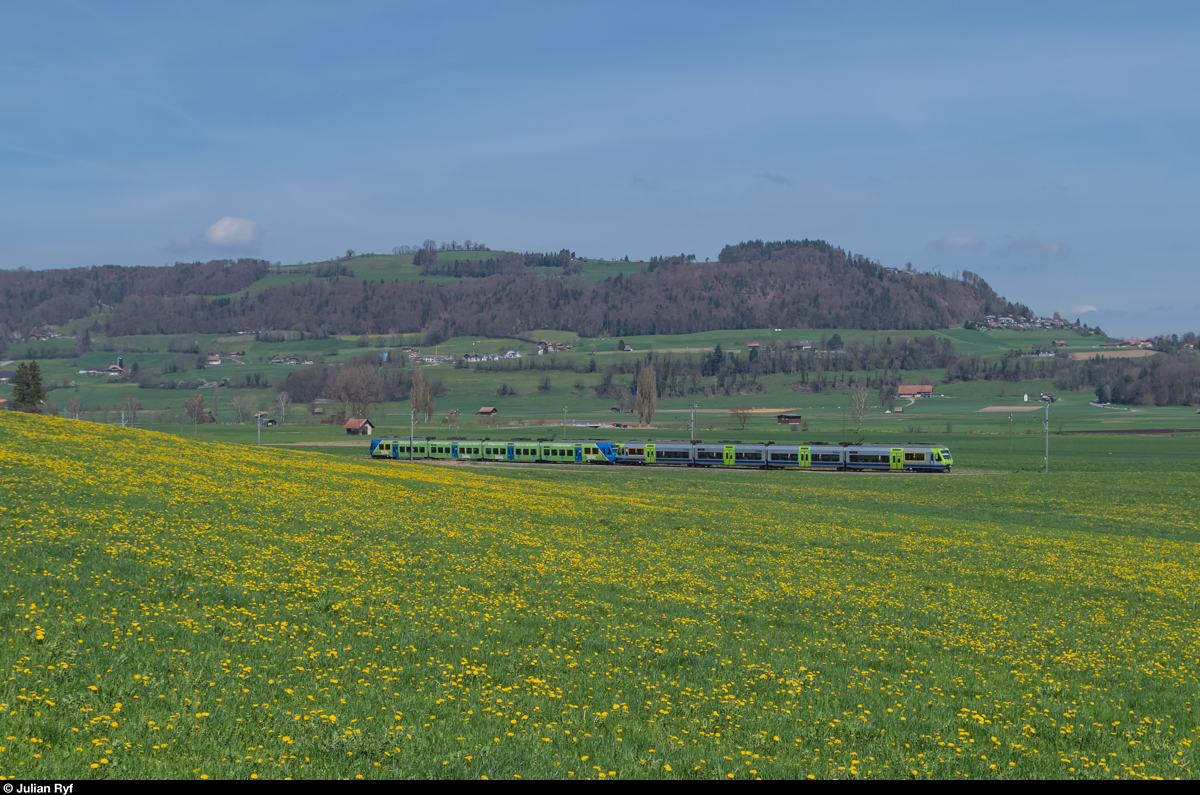 Eine NINA-Doppeltraktion fährt am 10. April 2016 als S44 zwischen Kaufdorf und Thurnen in Richtung Thun. RABe 525 015 trägt derzeit eine Ganzwerbung für den Berner Hausberg Gurten.