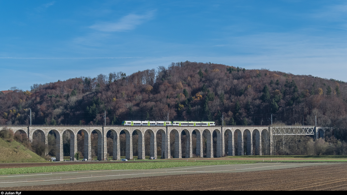 Eine NINA-Doppeltraktion überfährt am 20. November 2016 als S5 Bern - Neuchâtel/Murten den Saaneviadukt bei Gümmenen. Die hintere NINA hat bereits das Refit durchlaufen und präsentiert sich hier im neuen Design.