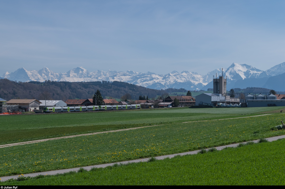 Eine NINA-Doppeltraktion verlässt am 10. April 2016 als S44 Thurnen in Richtung Bern. Im Hintergrund das Alpenpanorama mit Eiger, Mönch und Jungfrau ganz links und dem Niesen ganz rechts.