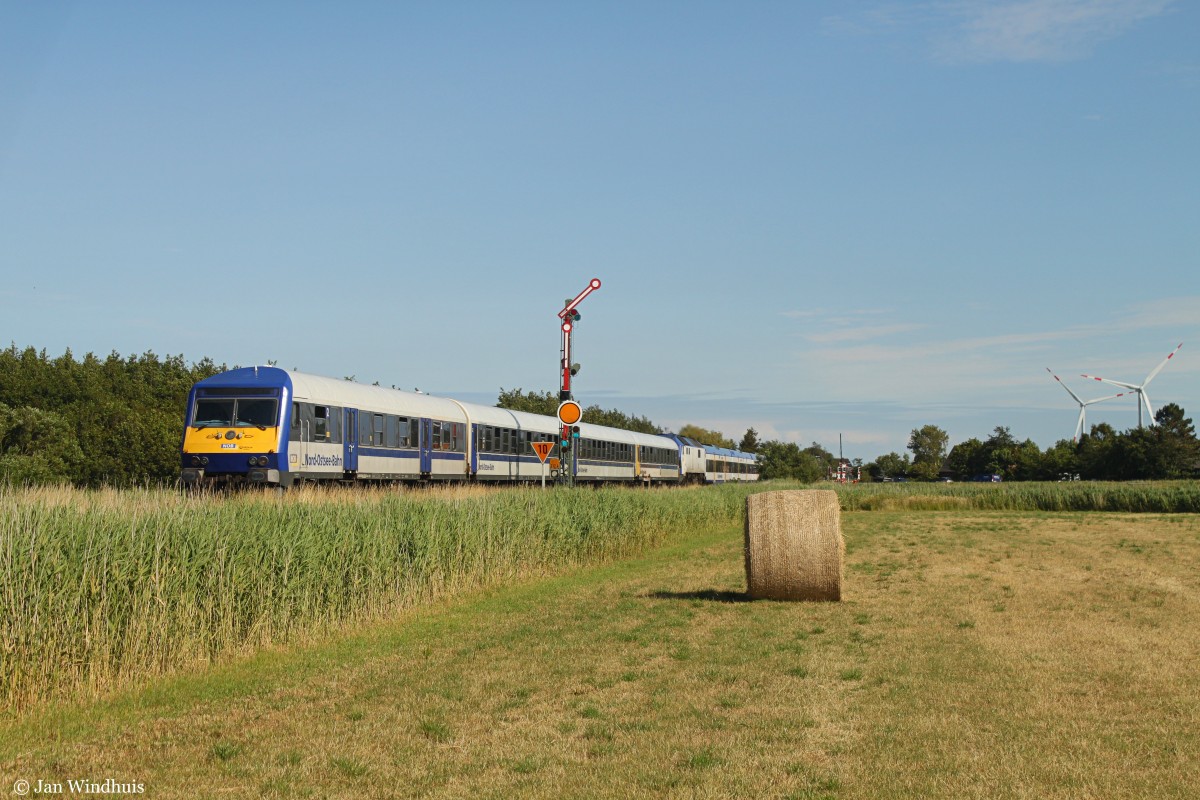 Eine Nord-Ostsee-Bahn erreicht am 14.07.2015 Klanxbüll von Westerland (Sylt) kommend.