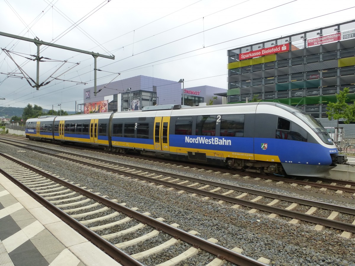 Eine Nordwestbahn nach Paderborn steht hier am 19.08.2013 im Bielefelder Hbf am 19.08.2013.
