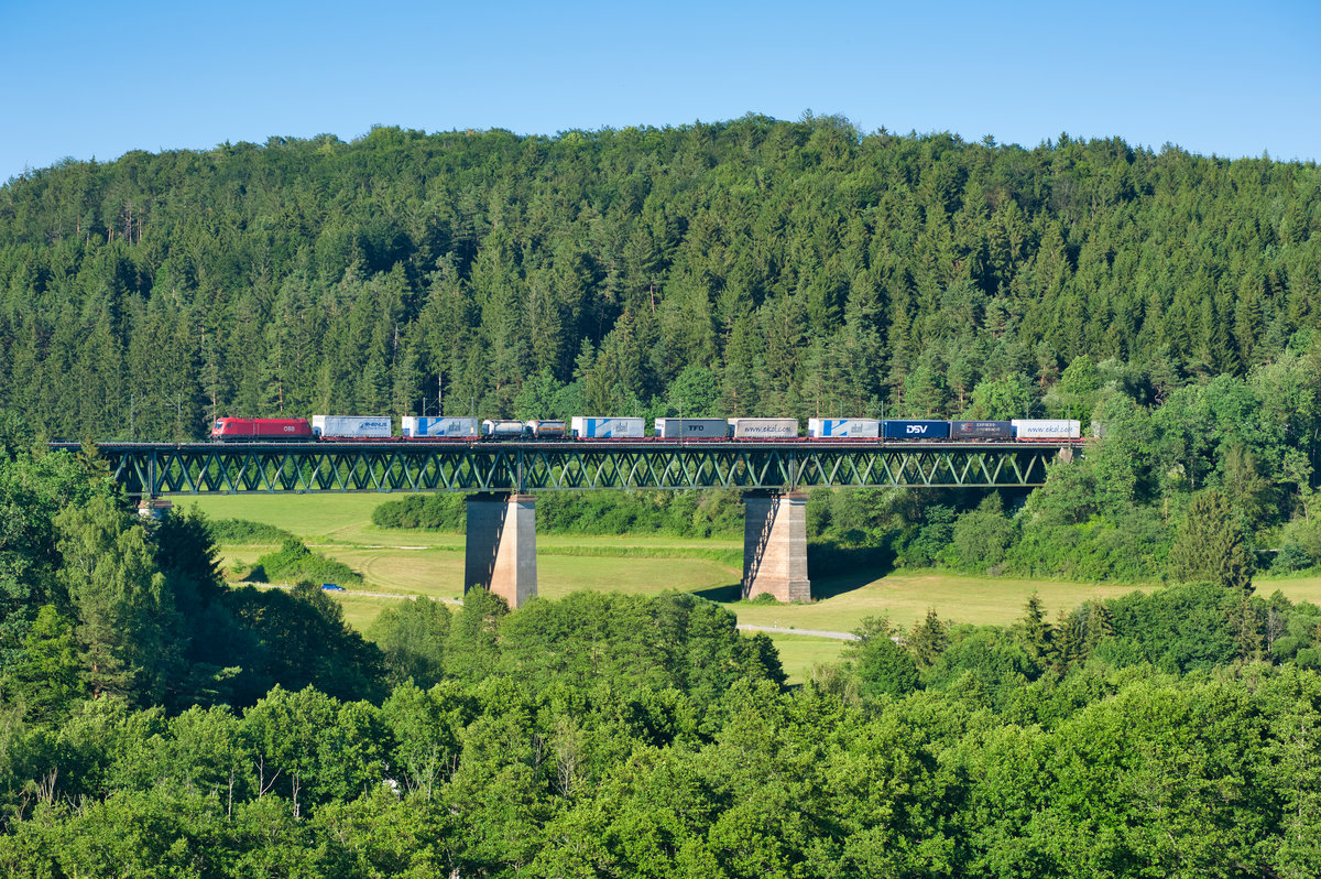 Eine ÖBB 1116 mit einem KLV-Zug bei Deining Richtung Nürnberg, 27.06.2019