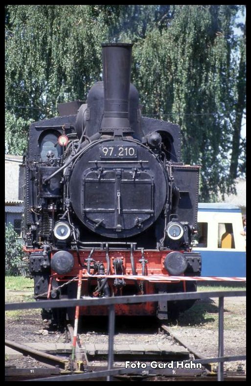 Eine österreichische Zahnradbahn Dampflok hat den Weg vom Erzberg nach Darmstadt gefunden. Dort wurde 97210 wieder zum Leben erweckt und war am 26.5.1990 im Museum
Darmstadt Kranichstein unter Dampf zu erleben.