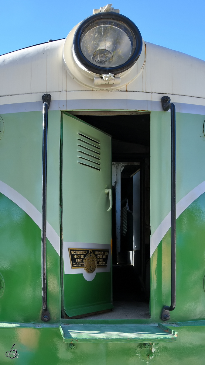 Eine offene Tür offenbart einen unverfänglichen Blick in das Innere der Diesellokomotive Renfe 7807  Panchorga  (278-007). (Vilanova i la Geltrú, November 2022)