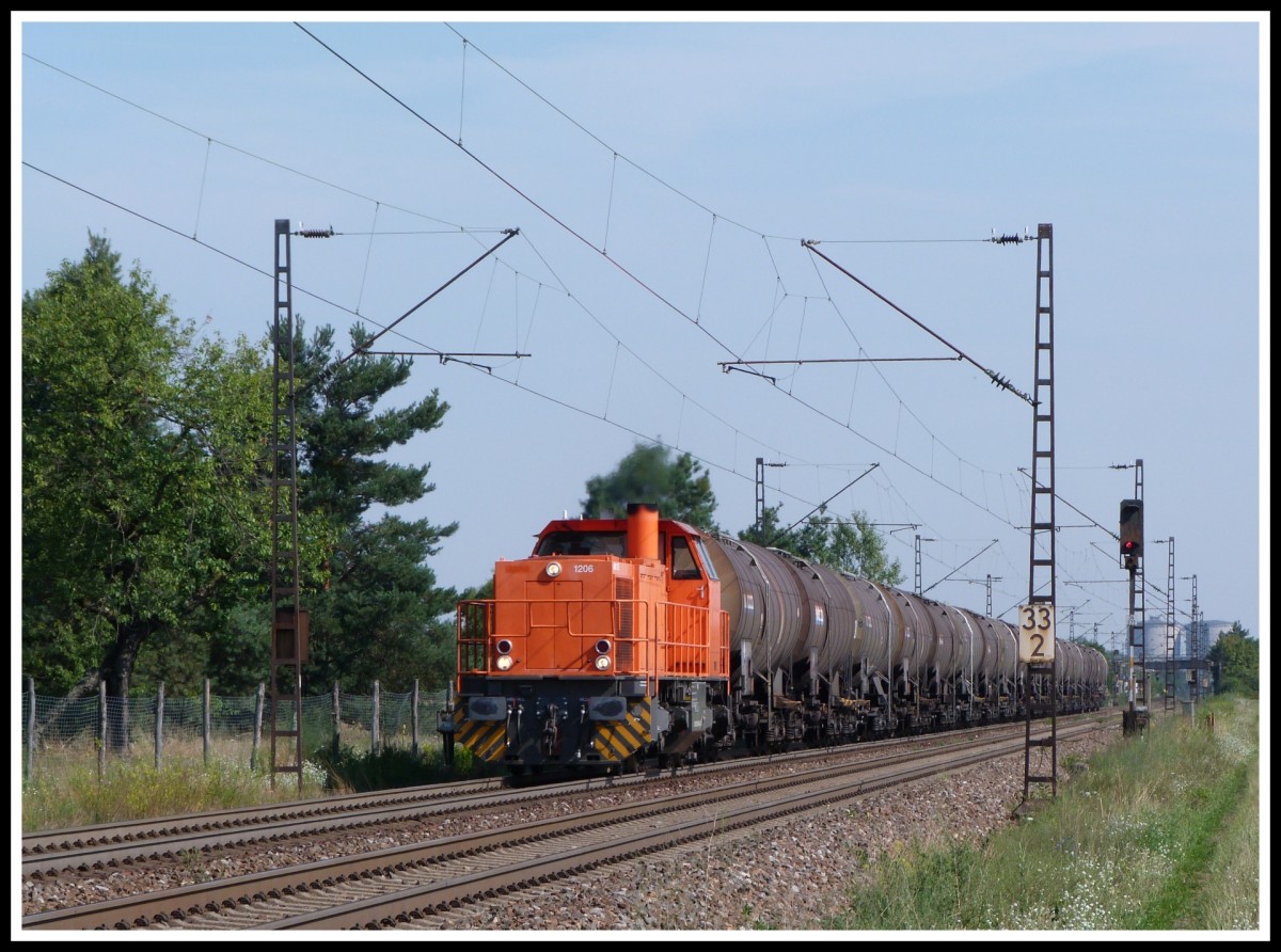 Eine orangene MAK G-1206 vom Chemiekonzern BASF aus Ludwigshafen (Rhein) zieht am 1.8.14 einen Kesselzug über die Rheinbahn in Fahrtrichtung Karlsruhe.
Aufgenommen bei Wiesental. 
