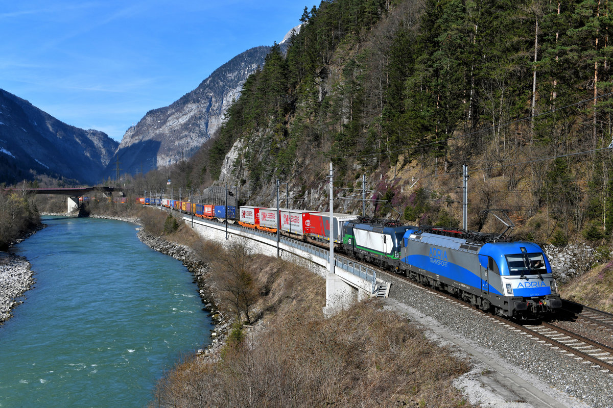 Eine ordentliche Verspätung ermöglichte am 30. März 2019 dieses Bild des TEC 40531 bei Sulzau im Salzachtal. Der gut ausgelastete Zug wurde an diesem Tag von der 1216.920 und der 193 720 bespannt. Es handelt sich hierbei um eine neue Verbindung zwischen Genk und Triest. Betreiber ist die LTE. Die farbenfrohe Beladung sorgte für einen erfreulichen Akzent in der noch vorfrühlingshaften Landschaft. 