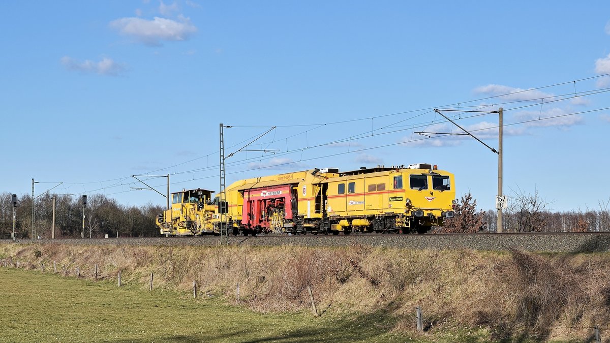 Eine Plasser & Theurer Gleisstopfmaschine Unimat 09-32/4S-Y sowie eine   Schotterplaniermaschine SSP 110 W der Firma H. F. Wiebe befinden sich am 20.03.18 in Hüde auf dem Weg in Richtung Osnabrück.
