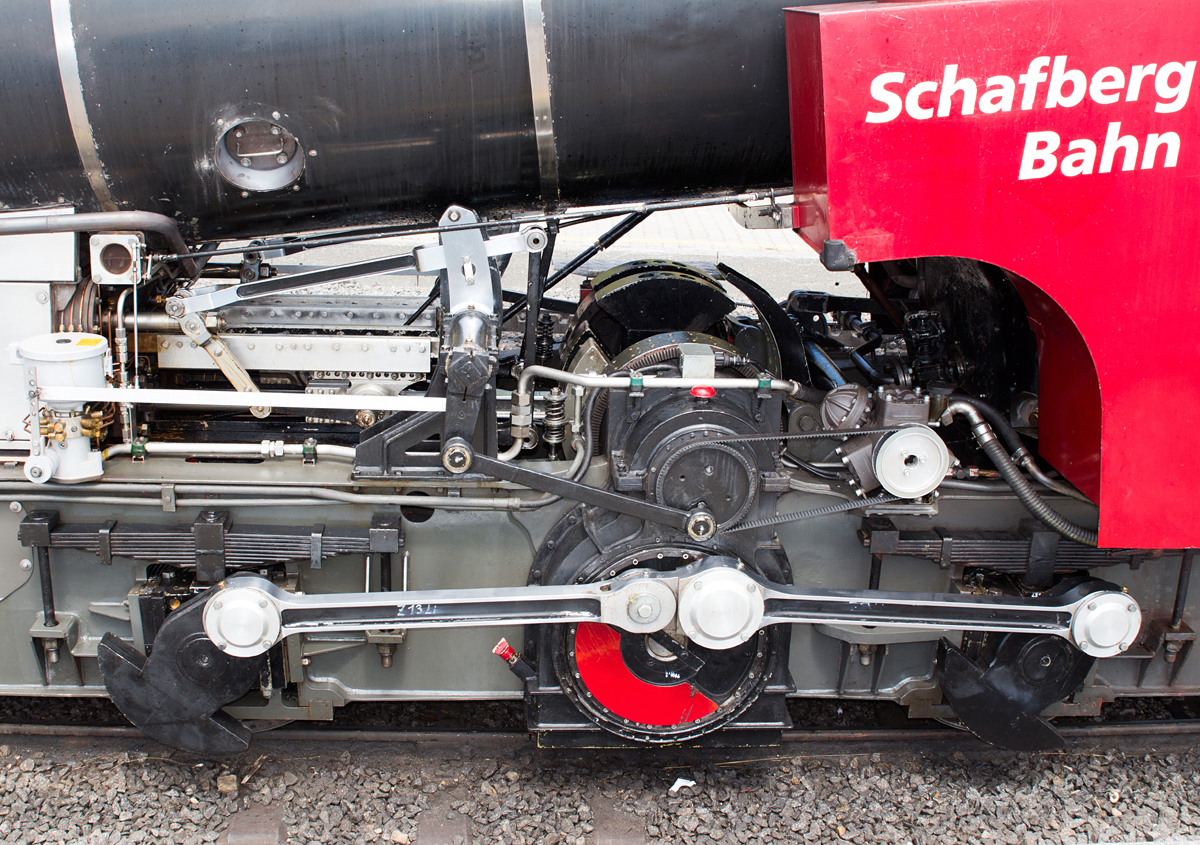 Eine Portraitaufnahme des Getriebes einer Zahnrad-Neubaudampflok mit dem Baujahr 1995 konnte am 26.05.16 auf der Schafbergspitze angefertigt werden.