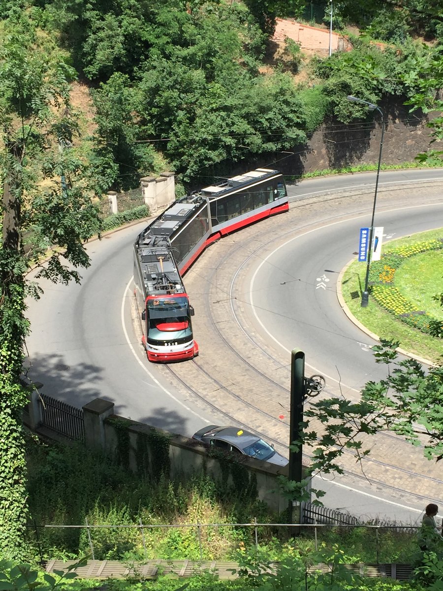 Eine Prager Skoda 15T auf der Linie 22 schlengelt sich am sonnigen 19.06.2016 durch die enge Straße Chotkova.