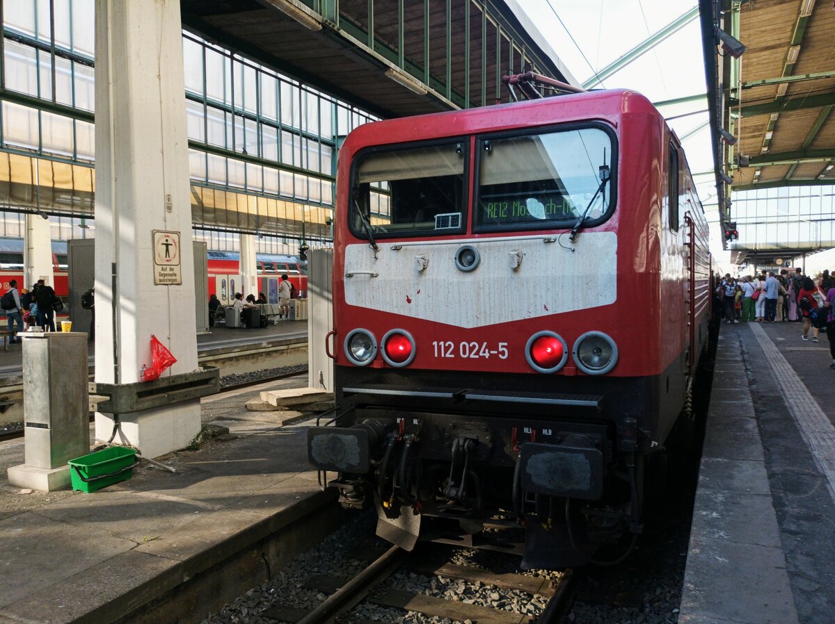 Eine private 112 024-5 am 25.8.22 mit dem RE12 in Stuttgart Hbf 