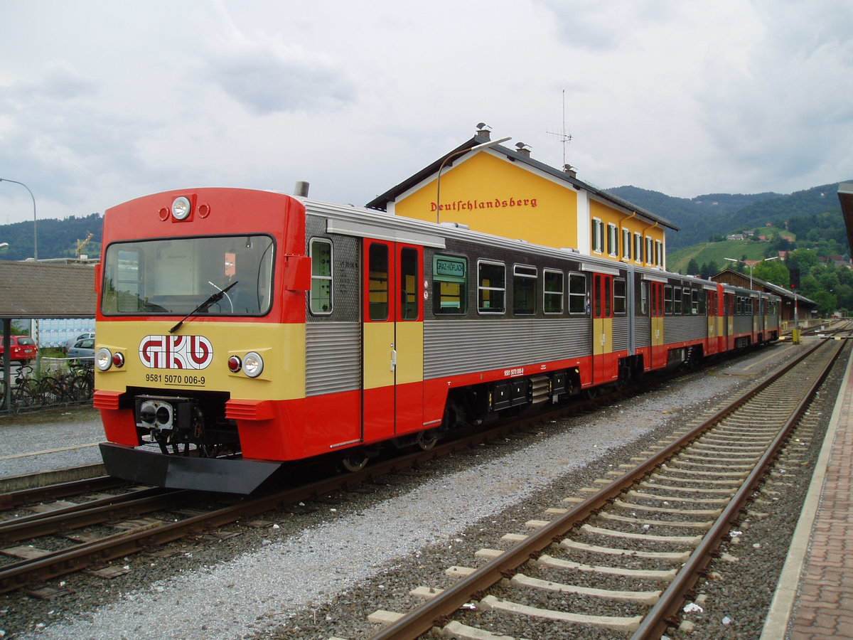 Eine Probefahrt war Anlass, das der VT70.06 und VT70.12 in Deutschlandsberg ohne Bahnsteig auf Gleis 3 standen und auf die Rückfahrt nach Graz warten.
Datum leider unbekannt dürfte aber um 2008 entstanden sein.