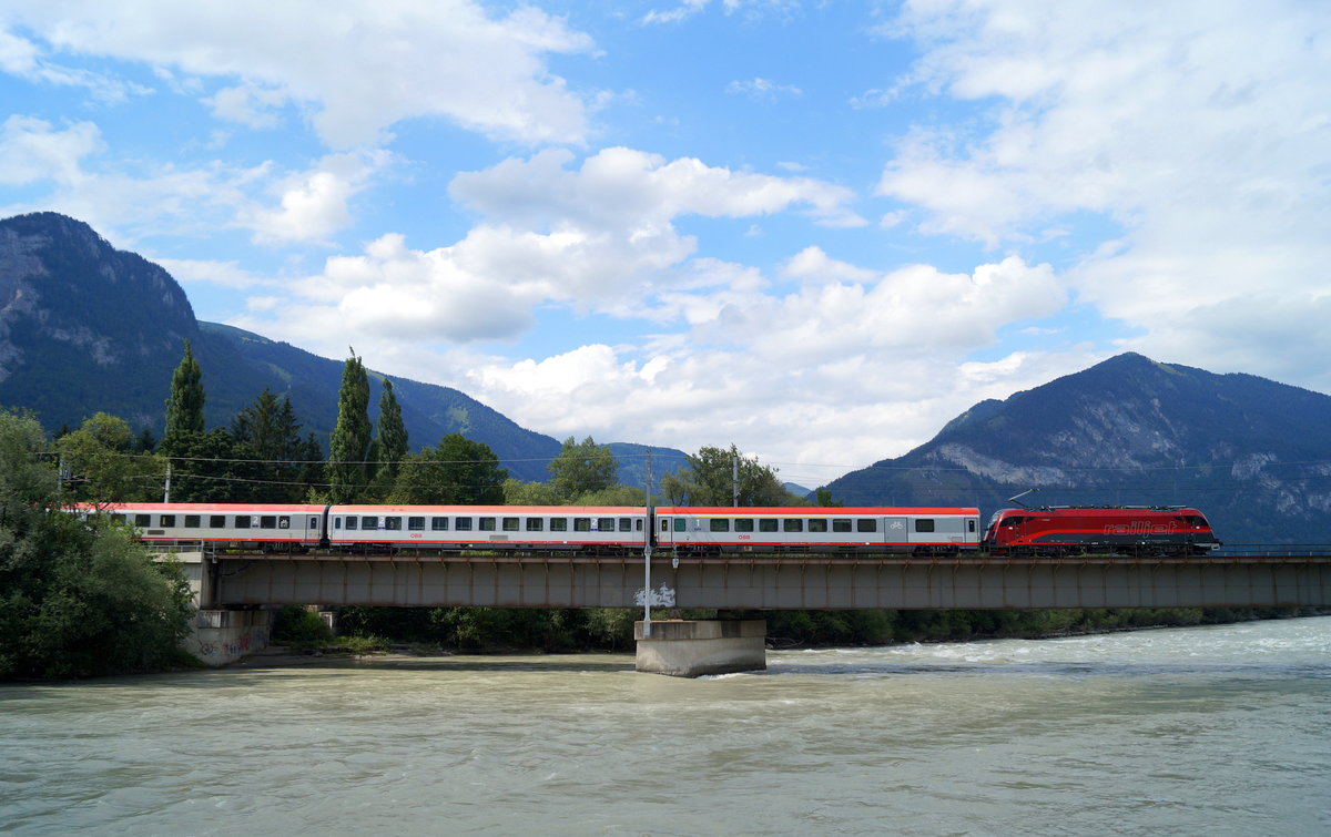 Eine Railjet-1216 mit dem REX 35351 (Innsbruck Hbf - Wörgl Hbf) bei der Überquerung des Inns in Brixlegg. Bemerkenswert ist der an erster Stelle eingereihte ADbmpsz, der hier im nur 2. Klasse führenden Ersatz-REX unterwegs ist. 30.07.2019.