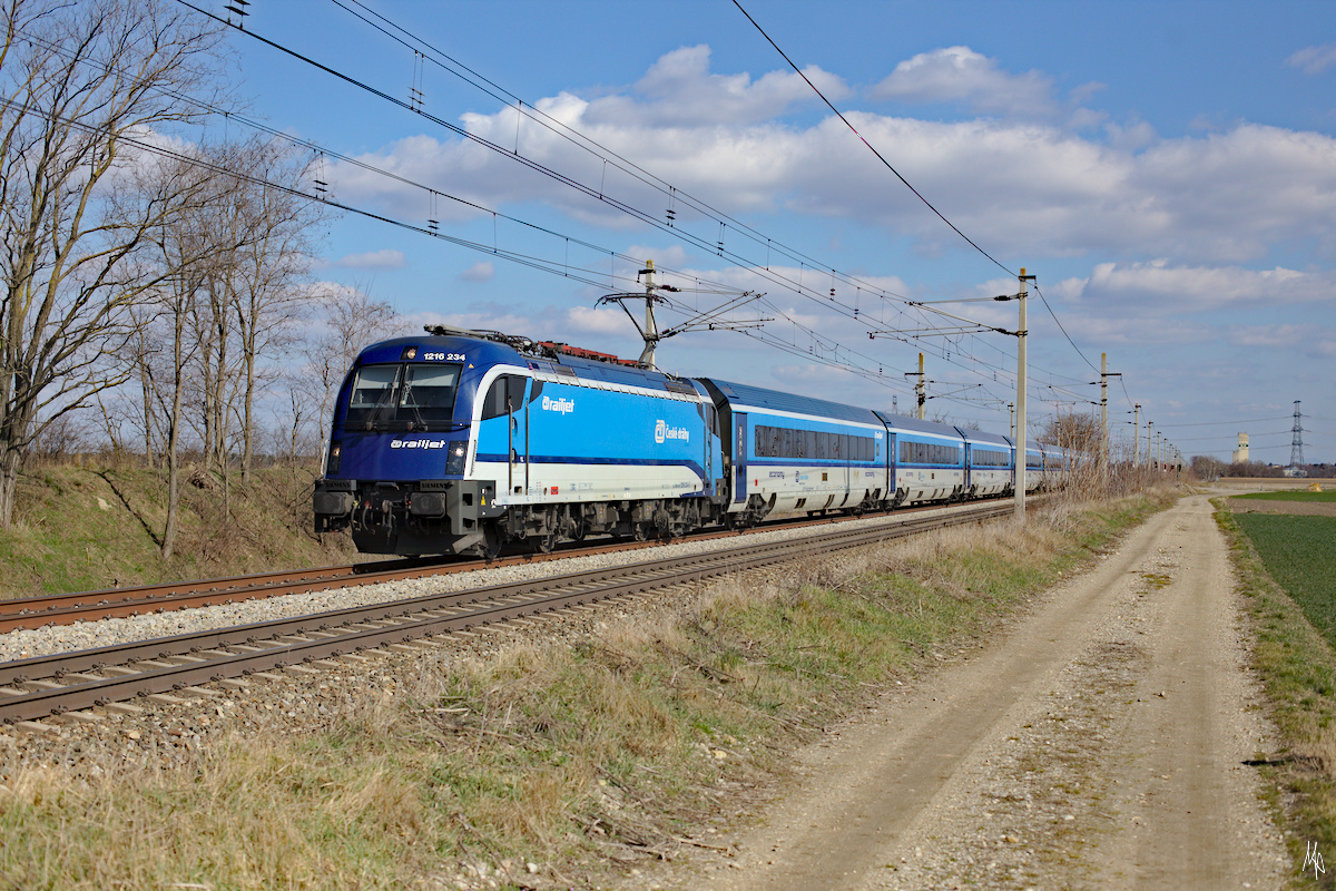 Eine Railjet-Garnitur mit der 1216 234 auf der Fahrt von Prag nach Wien kurz nach Deutschwagram.  (08.03.2020)