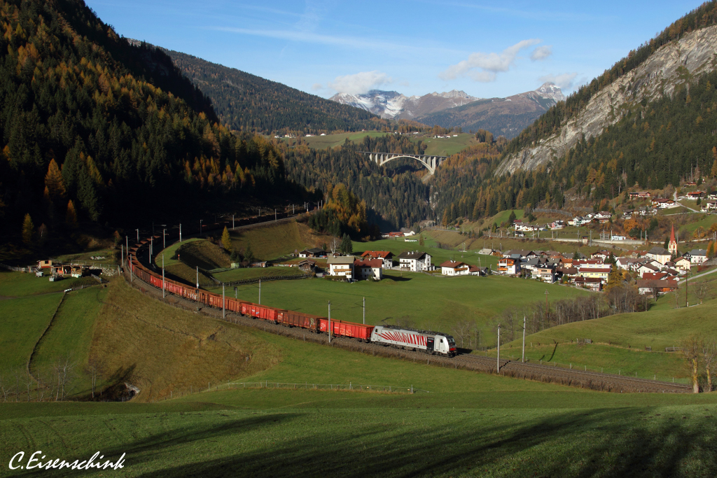 Eine Railpool 186 bespannt am 01.11.13 einen Leerwagenzug fr Lokomotion.
Hier ist der Zug in der berhmten  Fotokurve  bei St.Jodok am Brenner zu sehen.