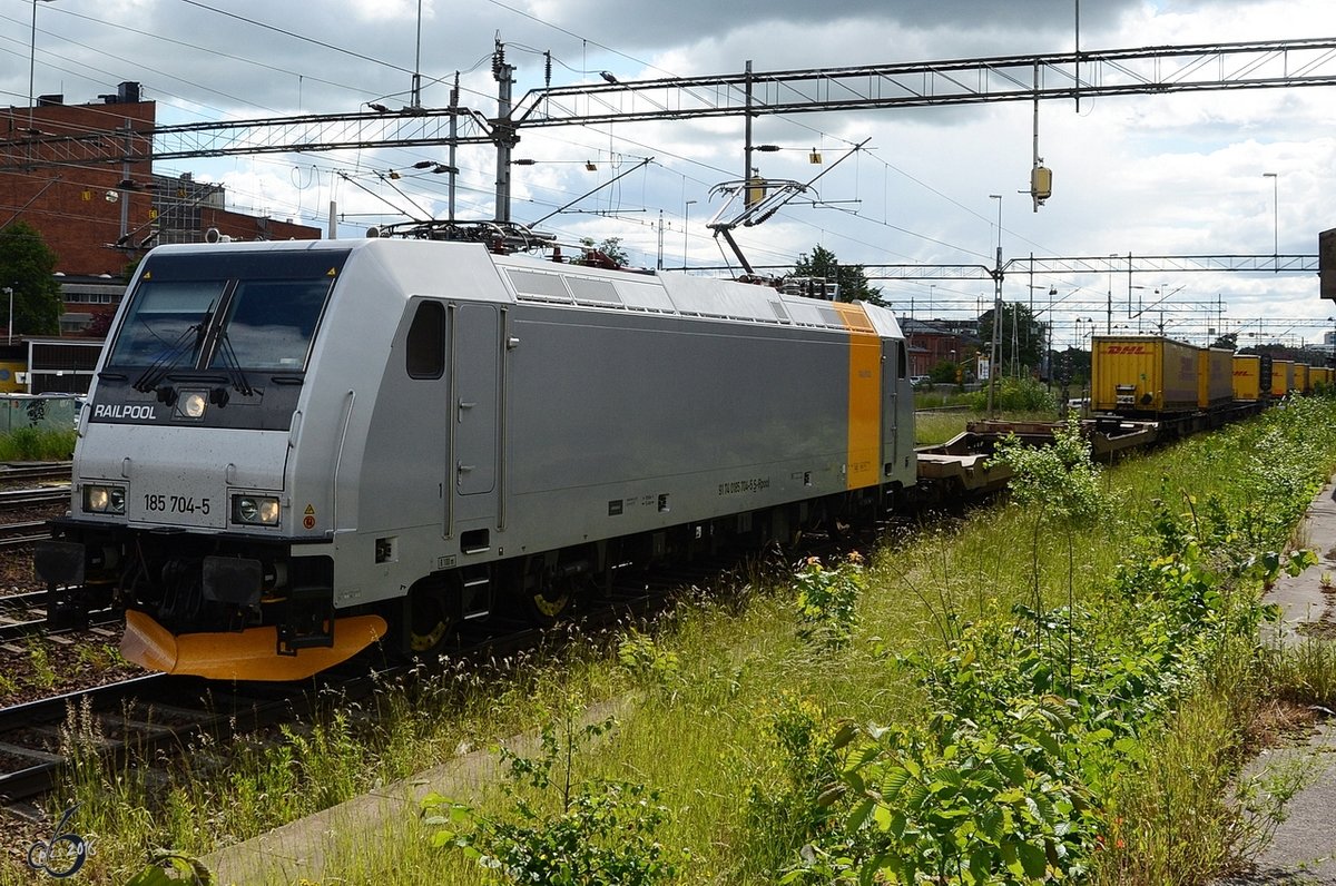 Eine Railpool TRAXX im Juni 2012 in Linköping.