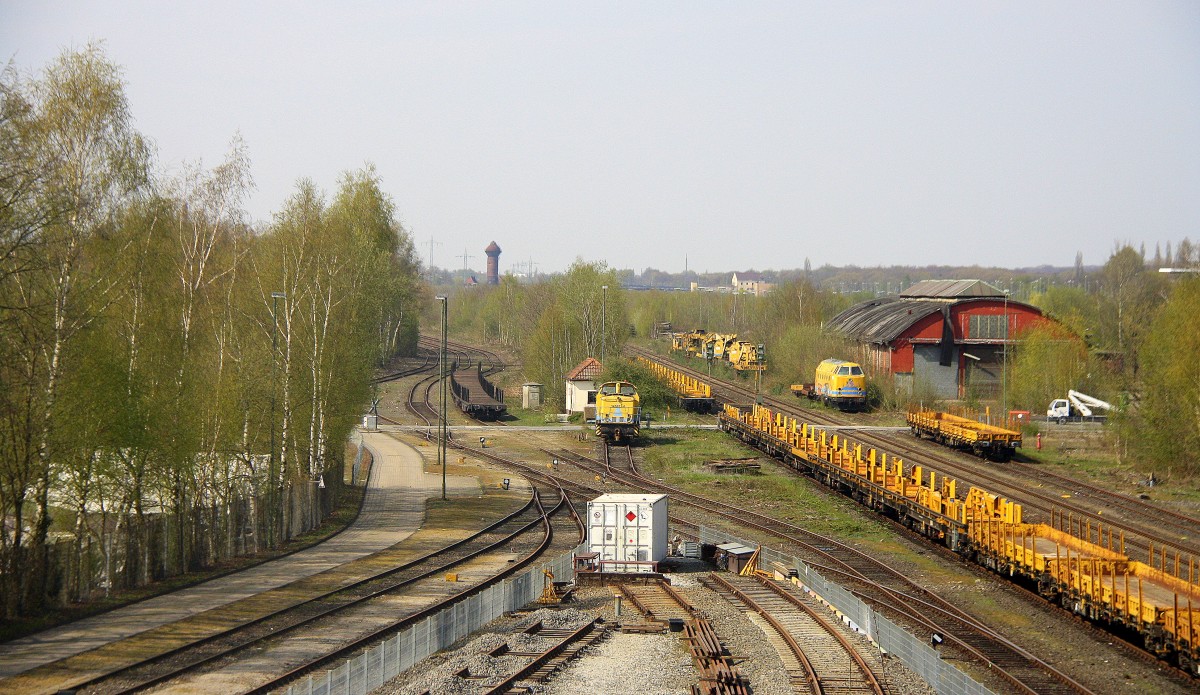 Eine Rangierlok steht in Duisburg-Entenfang.
Aufgenommen von der Fußgängerbrücke in Duisburg-Entenfang. 
Bei schönem Frühlingswetter am Nachmittag vom 19.4.2015. 