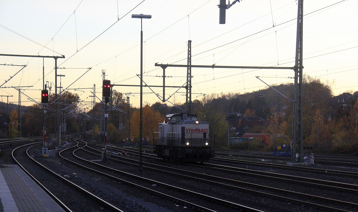 Eine Rangierlok von Strabag kommt als Lokzug aus Stolberg-Rheinland-Gbf nach Herzogenrath und fährt in Herzogenrath ein.
Aufgenommen vom Bahnsteig 2 in Herzogenrath.
In der Abenddämmerung am Abend vom 14.11.2018.