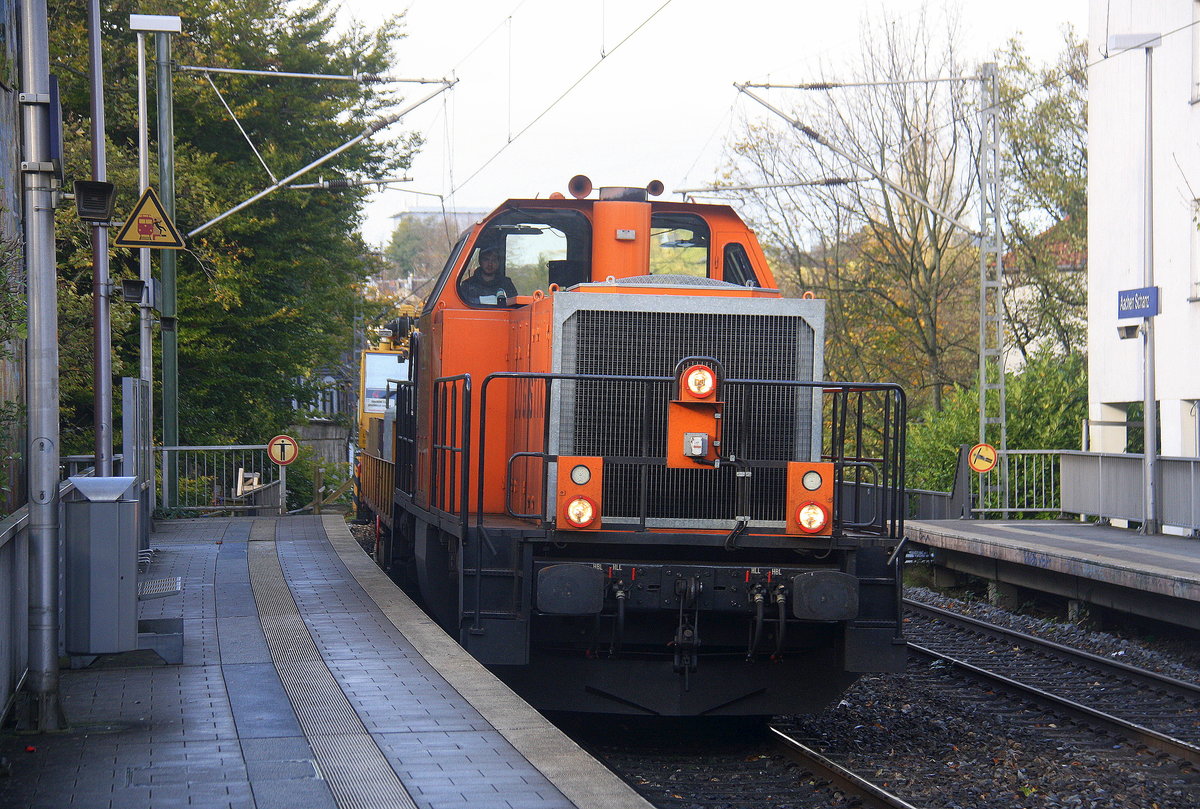Eine Ranigerlok von BBL kommt mit einem Kirow-Kran 88500  aus Herzogenrath nach Stolberg-Rheinland-Hbf und kommt aus Richtung Herzogenrath,Kohlscheid,Richterich,Laurensberg,Aachen-West und fährt durch Aachen-Schanz in Richtung Aachen-Hbf,Aachen-Rothe-Erde,Stolberg-Hbf(Rheinland). Aufgenommen vom Bahnsteig von Aachen-Schanz.
Bei Sonne und Regenwolken am Nachmittag vom 29.10.2017.