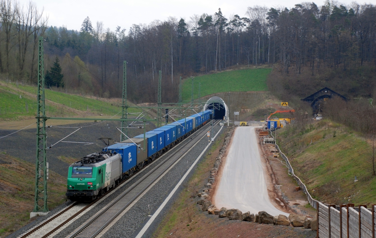 Eine Raritt auf der Nord-Sd-Strecke war eine Zeit lang ein Containerzug aus Polen nach Frankreich (genauer Start- und Endahnhof sind mir nicht bekannt), der mir zufllig am 14.4.2012 am Schlchterner Tunnel mit SNCF BB 437026 vor die Linse fuhr. Man kann auf diesen Bild auch erkennen, dass die beiden Gleise durch den neuen Tunnel dichter als blich beieinander liegen.