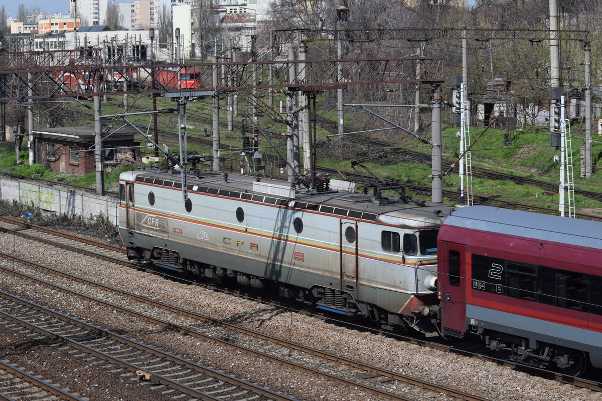 Eine Raritt auf rumnischen Eisenbehnen. Die 0 42 0302-2 ist eine der nur zwei exemplaren der Baureihe 42. Dieses Mal wurde sie in Bukarest, am 30.03.2016 gesichtet.
