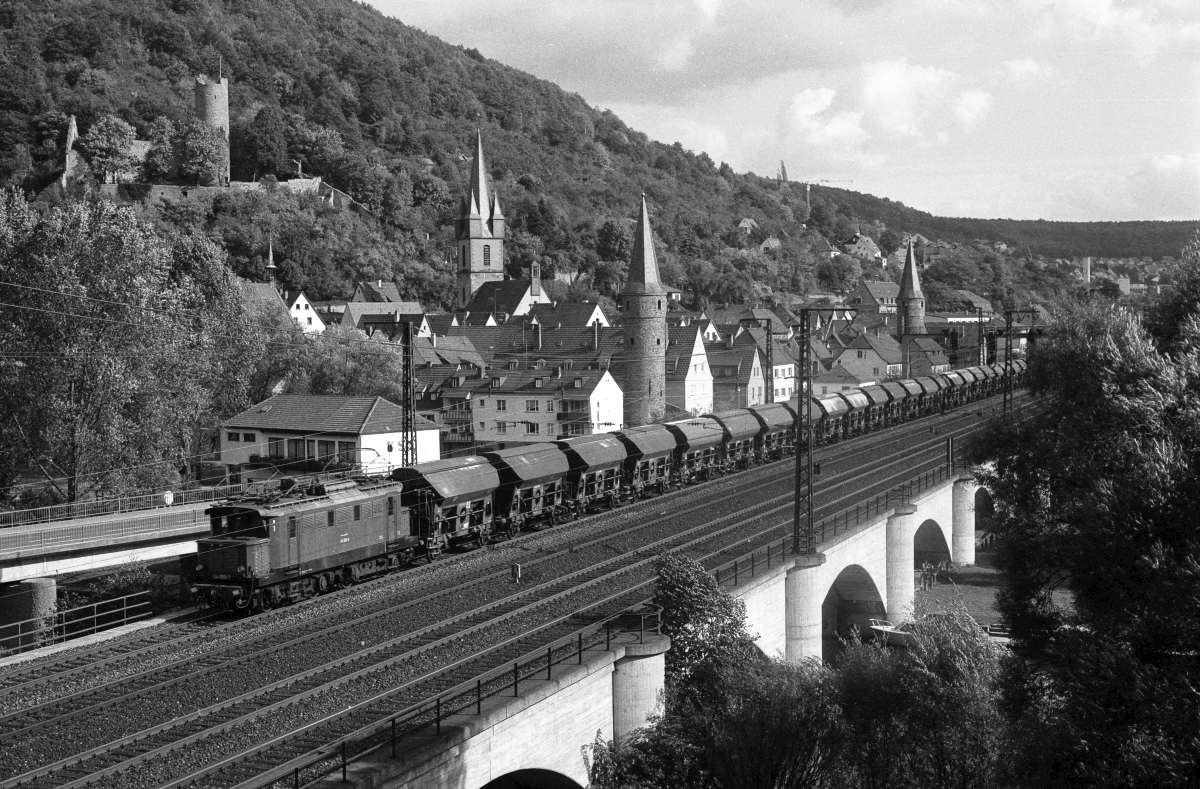 Eine Raritt in Gemnden war diese Sonderleistung von Wrzburg nach Bebra mit 144 059 am 7.10.1981.