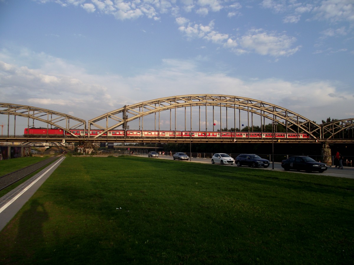 Eine RB 55 mit einer 143 und N-Wagen bef�hrt die Deutschherrnbr�cke in Frankfurt am Main am 06.09.13