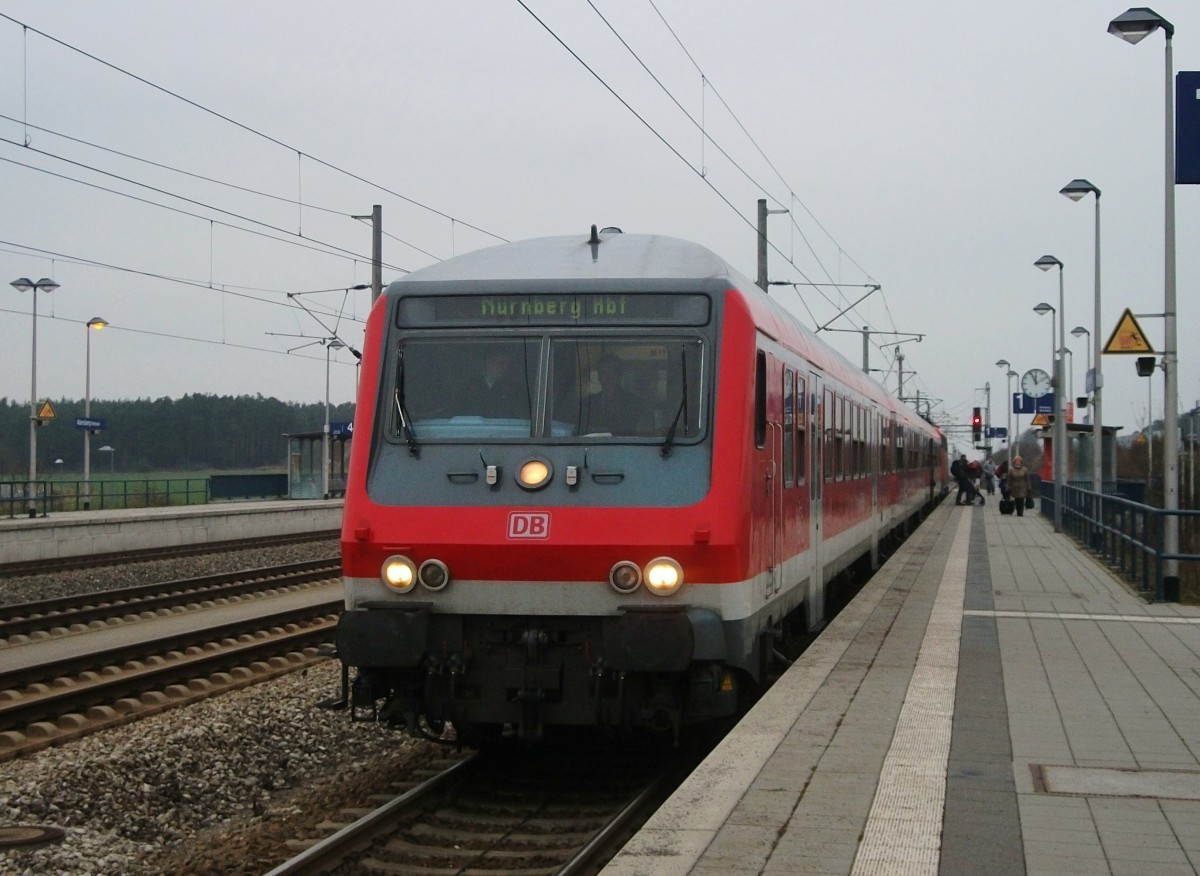 Eine RB aus Nrnberg steht mit fhrendem Wittenberger am 14.12.13 in Allersberg(Rothsee).
