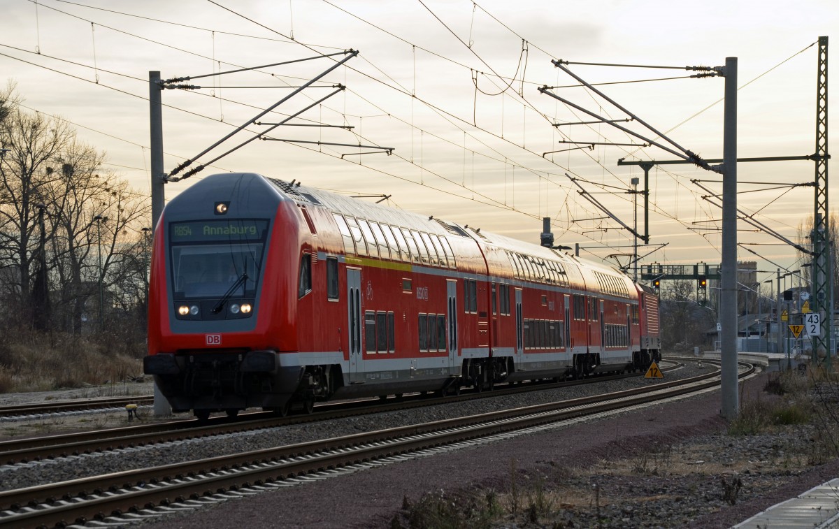 Eine RB nach Annaburg verlässt am 17.12.13 Wolfen Richtung Dessau.
