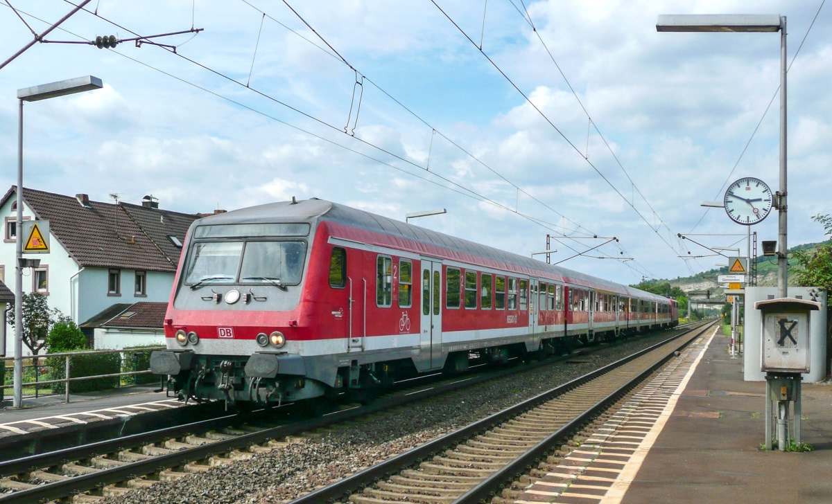 Eine RB nach Bamberg hielt am 12.8.09 in Thüngersheim auf Gleis 1. 