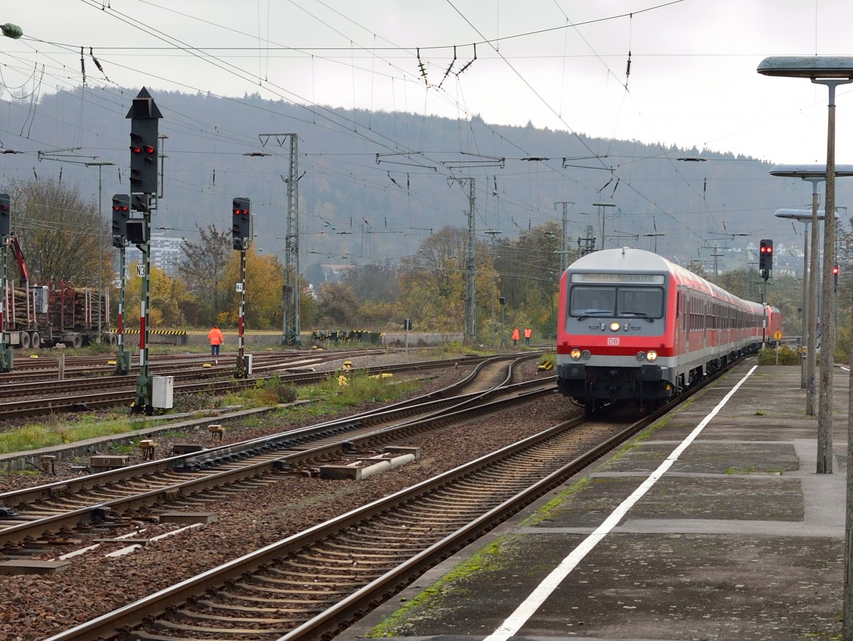 Eine RB nach Neckarelz kommt in den Bahnhof gefahren......
am Vormittag des 15.11.2013 ist der Zug aus N-Wagen mit einem Wittenberger und einer 146 gebildet. 