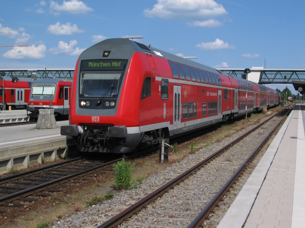 Eine RB der Südostbayernbahn steht am 22.05.2011 abfahrtbereit in Mühldorf.