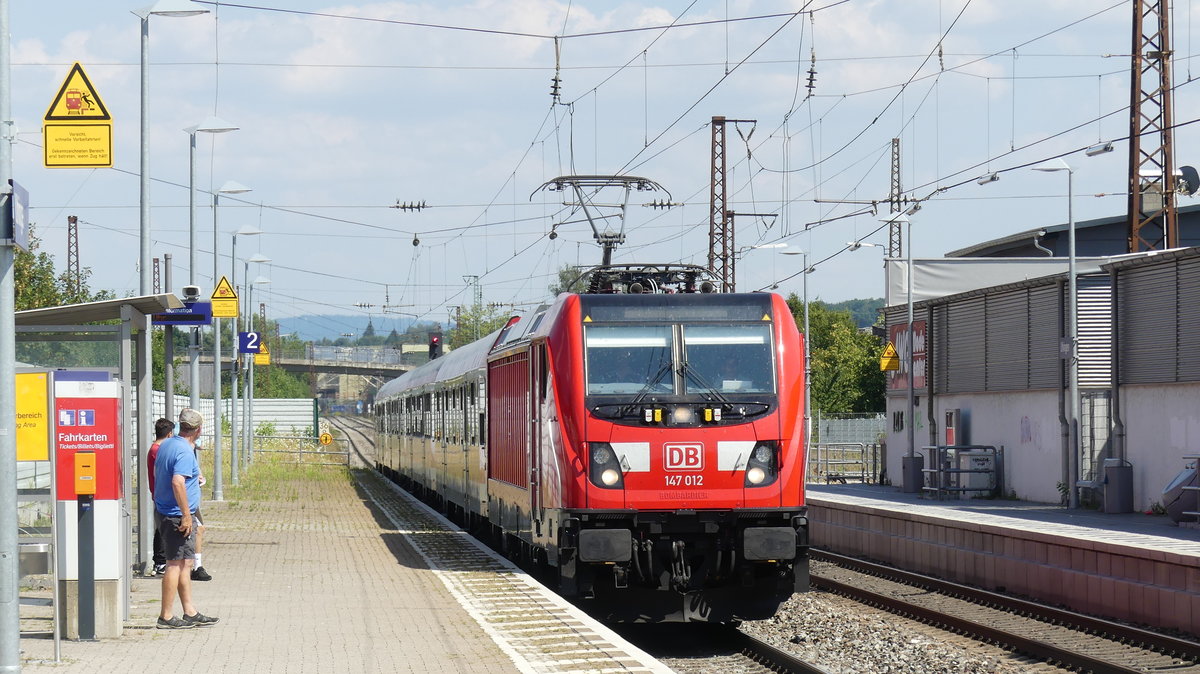 Eine RB Süßen - Plochingen erreicht den Bahnhof Uhingen. Aufgenommen am 30.7.2018 15:18