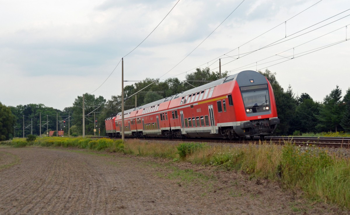 Eine RB von Wittenberg nach Leipzig hat am 01.08.14 den Haltepunkt Burgkemnitz verlassen und nähert sich nun dem nächsten Muldenstein.