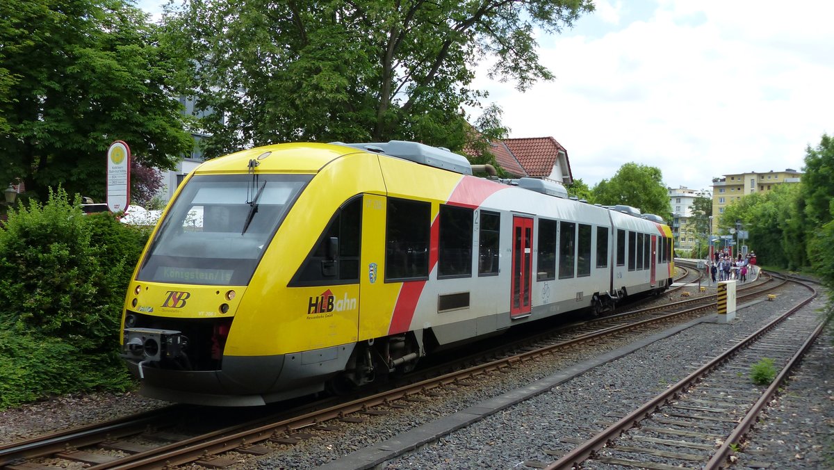 Eine RB12 nach Königstein verlässt nach der erfolgreichen Zugbegegnung den Bahnhof Kelkheim. Aufgenommen am 4.6.2017 15:14