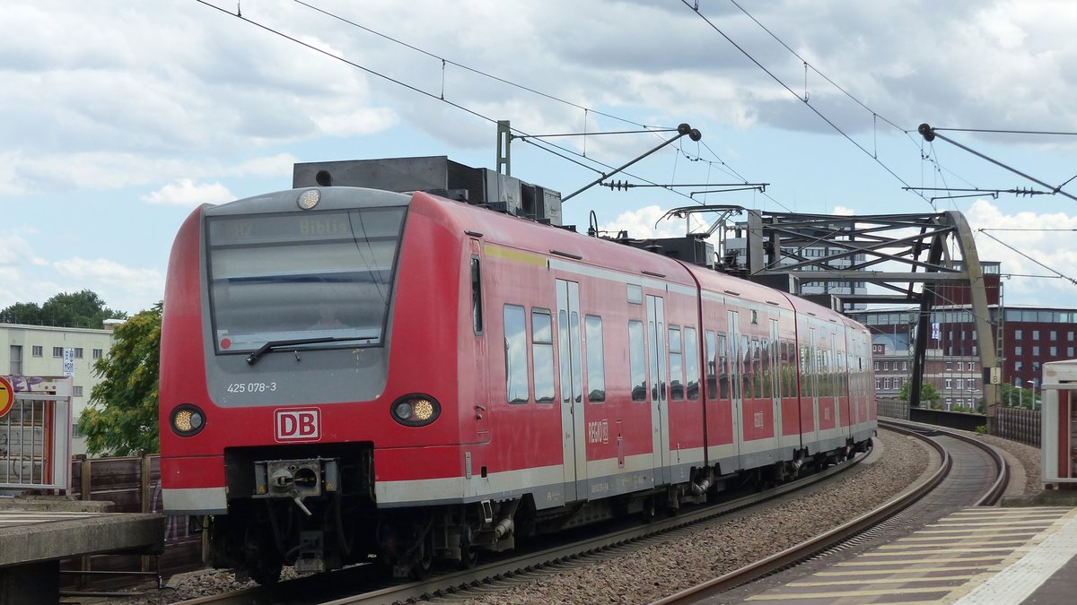Eine RB2 nach Biblis erreicht den Halt Mannheim Handelshafen. Aufgenommen am 30.6.2017 15:00