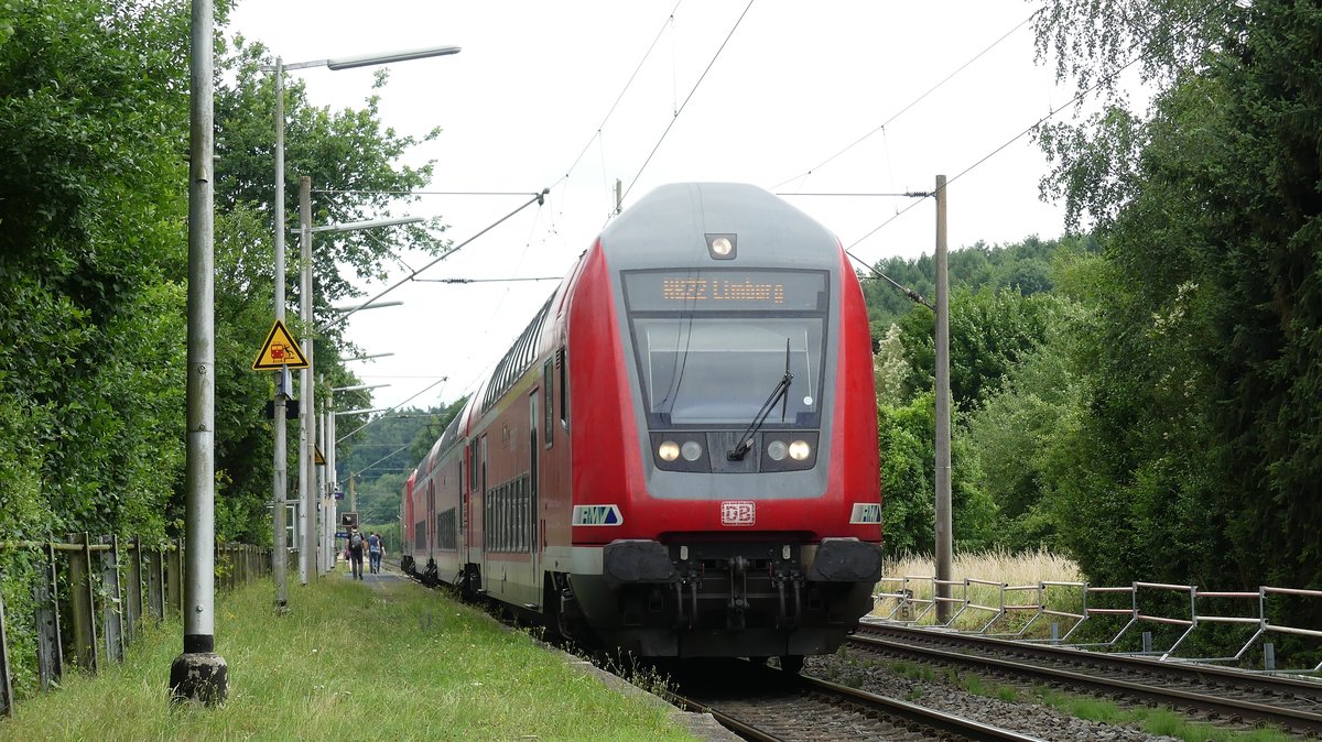 Eine RB22 Frankfurt - Limburg hält in Lindenholzhausen. Aufgenommen am 19.6.2018 16:50
