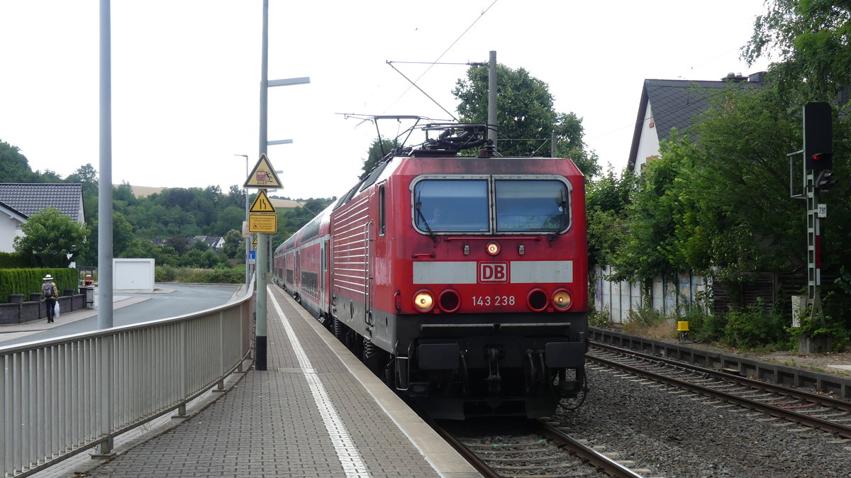 Eine RB22 Limburg - Frankfurt erreicht den Halt Niederselters. Aufgenommen am 6.7.2018 16:42