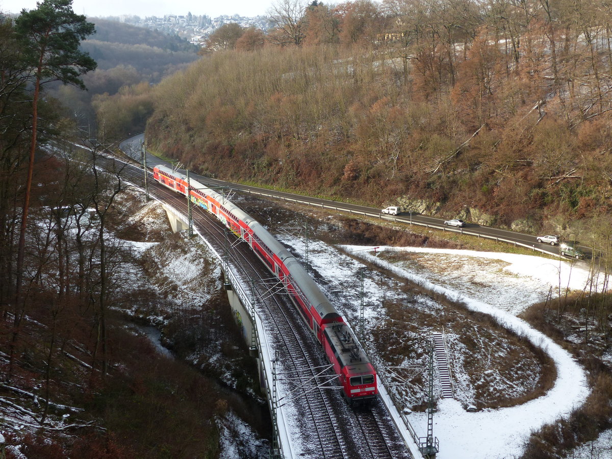 Eine RB22 nach Limburg hat soeben den Eppsteiner Tunnel verlassen. Fotografiert vom Clara-Hilda Felsen am 3.1.2017 11:57