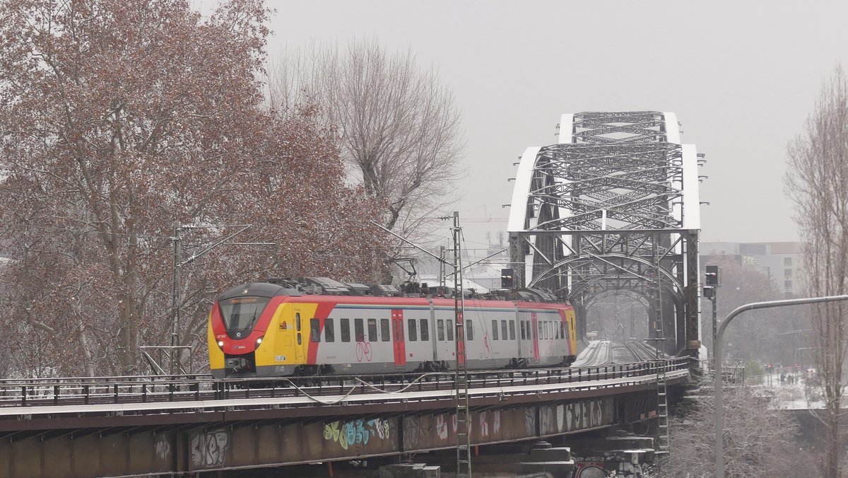 Eine RB58 nach Frankfurt Hbf verlässt soeben die Deutschherrnbrücke. Aufgenommen am 16.12.2018 11:25 