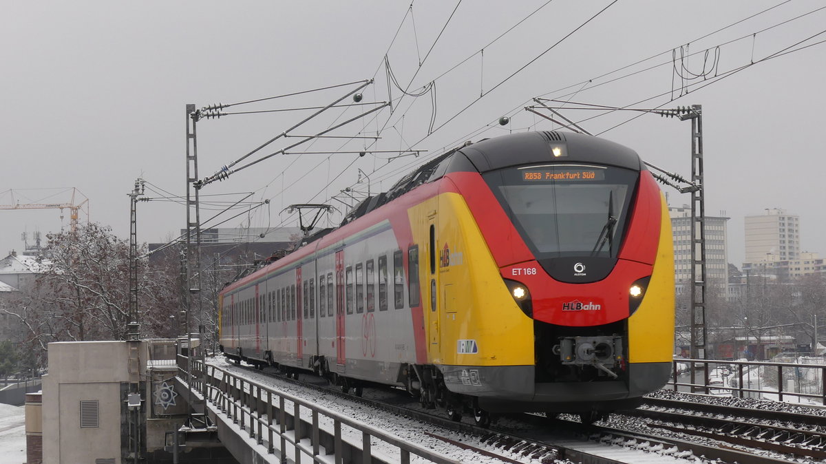 Eine RB58 nach Frankfurt Süd hat soeben den Bahnhof Frankfurt Ost verlassen und beginnt jetzt, die Deutscherrnbrücke zu überqueren. Aufgenommen am 16.12.2018 11:57