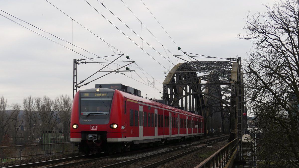 Eine RB58 nach Laufach überquert die Deutschherrnbrücke. Aufgenommen am 10.2.2018 16:09
