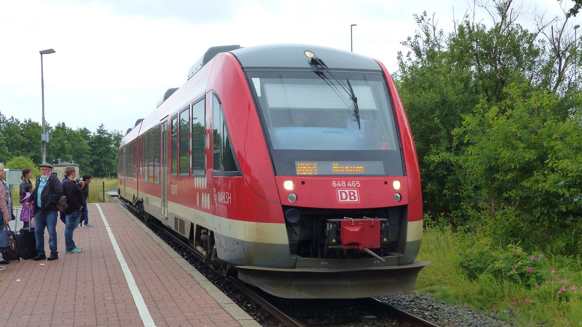 Eine RB64 nach Husum erreicht den Bahnhof Bad St. Peter Süd. Aufgenommen am 25.7.2017 10:37