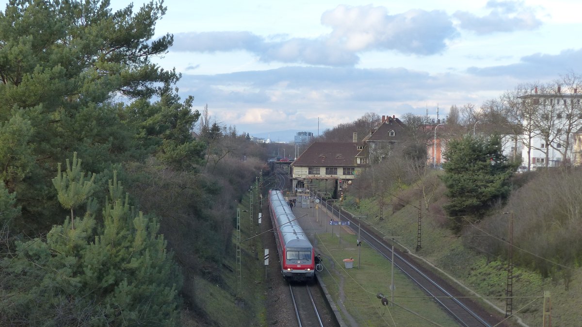 Eine RB68 nach Heidelberg bei ihrem Zwischenhalt in Darmstadt Süd. Aufgenommen am 12.2.2016 15:35

HINWEIS: Bild seit Bahnhofsumbau 2020 so nicht mehr möglich!